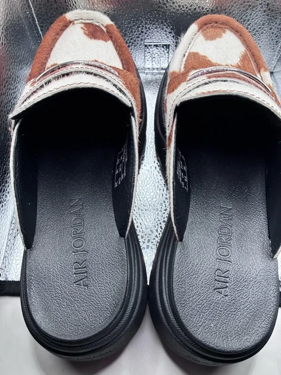The Nike Air Jordan Mule Cow Print Brown IB1497-001 in size 7 WOMEN - Picture 6 of 10
